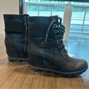 Sorel Lexie Wedge Bootie in Buffalo Plaid Teal/Black {Size 9}